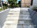 天然石を模したタイルで化粧したアプローチ階段