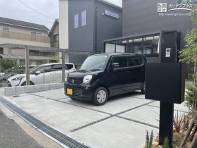 ブラックカラーを取り入れた駐車スペースや門まわり