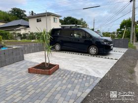 植栽目地を入れた3台分の駐車スペース