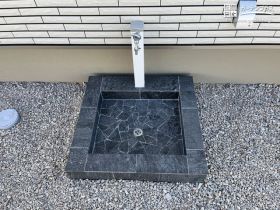 シックな石材を使ったガーデンパン