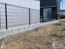 隣地境界には風通しのよいメッシュフェンスを設置