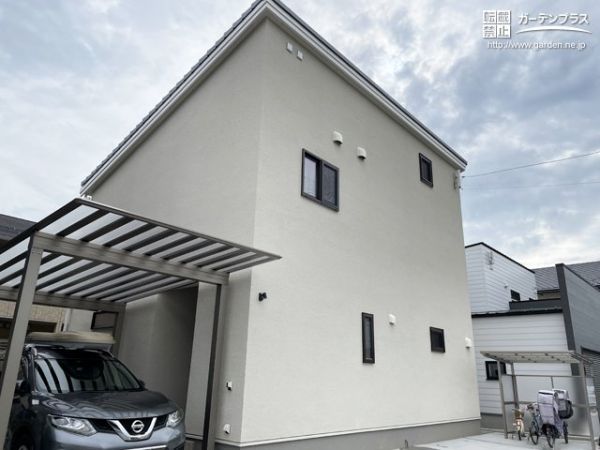 建物と一体感のあるスタイリッシュなカーポートを設置した新築外構