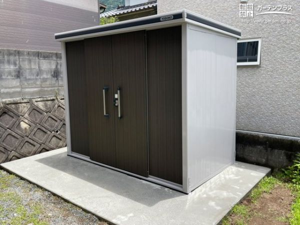 No.17491 スムーズに荷物の出し入れが出来る両開きの物置設置工事