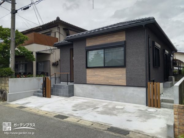 木目調の角柱がお住まいと調和したシンプルモダンな新築外構