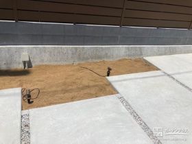 自動でオンオフする植栽用スポットライト