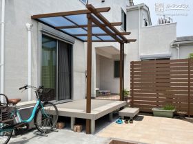 建物とお庭をつなぐウッドデッキとテラス屋根