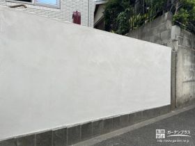 アプローチに合わせて大きな塀を塗装