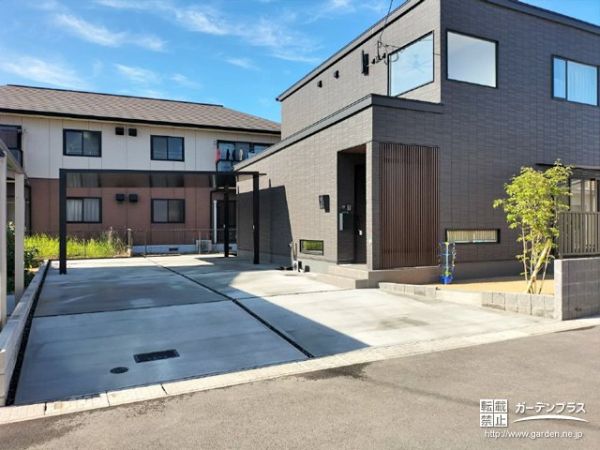 No.17700 モダンな建物にお庭のアオダモが瑞々しさを添える新築外構