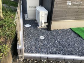 隣地境界に設けたメッシュフェンス