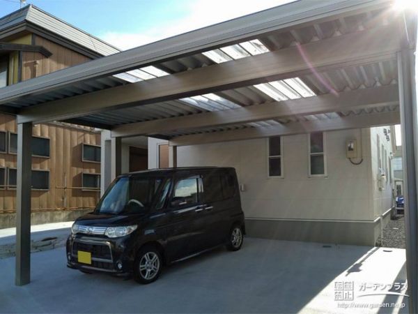 No.17823 採光性に配慮した折半屋根のカーポートを設置した新築外構