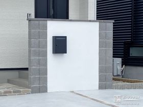 存在感のある幅広の門柱