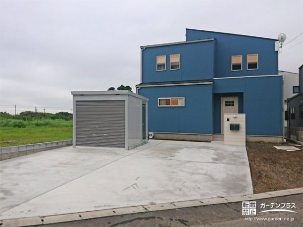 No.17887 白い門柱と青い建物の組み合わせがオシャレな新築外構