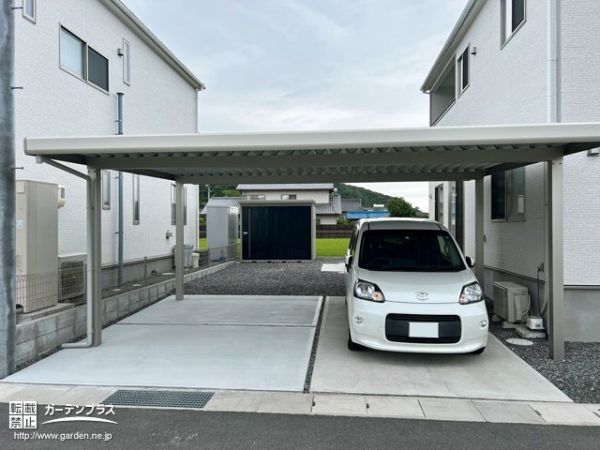 No.17908 大切な愛車をしっかり守る折半屋根のカーポートを設置した外構工事