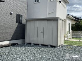 目隠しも兼ねられる大きな物置