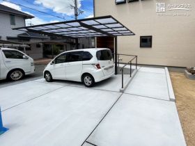 緩やかなスロープを設けた駐車スペース