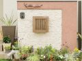 サンゴ石灰岩が穏やかな色合いと質感の門柱