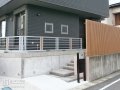 木目調フェンスと人工芝がカジュアルな印象の玄関アプローチ工事