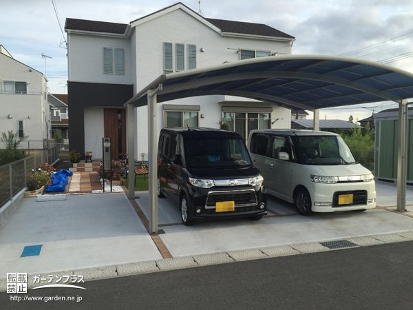 温かみのあるレンガ目地の駐車スペースへの外構工事