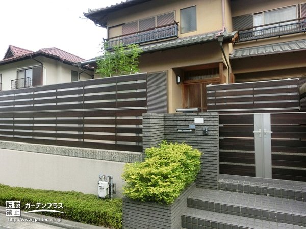 木目デザインのクローズ外構が日本家屋を引き立てるリフォーム工事