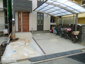 レンガ目地で暖かい印象を与えるアプローチ・駐車スペース工事