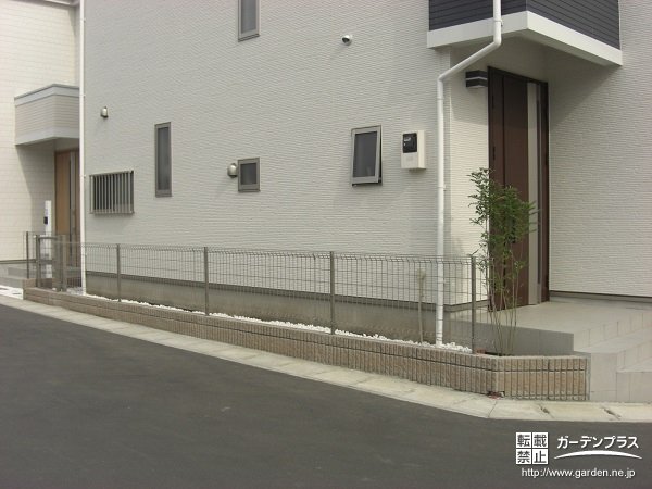 道路境界の防犯性と利便性が向上したフェンス設置工事