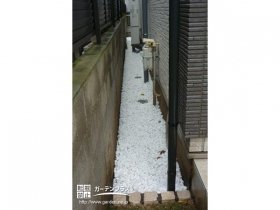 お手入れの行き届きにくい犬走りの砂利敷き工事