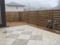 落ち着いた木目の表情が美しい目隠しフェンス設置工事