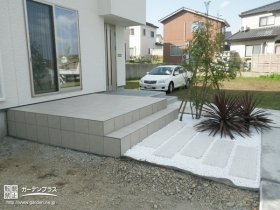 植栽で温かい印象を与えるリビング前のテラス工事