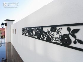 塀を彩るヨーロピアンテイストの飾り