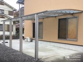 お住まいの外壁にぴったりと屋根を付けられるカーポート設置工事