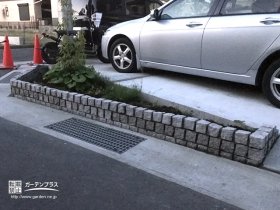 道路からの車の侵入を防ぐピンコロ花壇