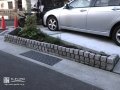 道路からの車の侵入を防ぐピンコロ花壇