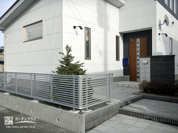 No.5732 アルミのシャープなデザインが建物と一体感を構築する、外周フェンス設置