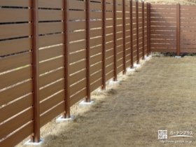木材の凹凸を表現した木目が大自然と寄り添う、外周フェンス設置工事