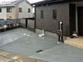 ブラウンに統一された落ち着いたお住まいをコンクリートがスタイリッシュに演出する新築外構工事
