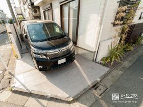 床にデザインを施した駐車スペース