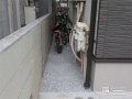 建物を雨や泥跳ねから守る犬走りの砂利敷き