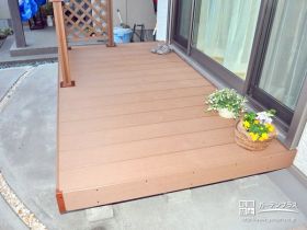 ゆったりくつろげるウッドデッキ