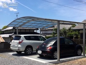 アーチ状のスマートな大きな屋根がお車をしっかりガードする駐車スペース設置工事