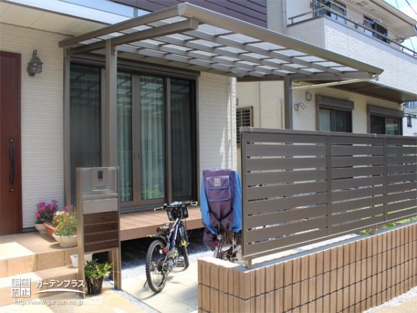 お住まいに美しく調和するシンプルなテラス屋根設置工事