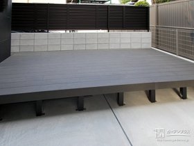 シックで落ち着いた雰囲気のウッドデッキ