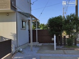 R型の屋根で雨風の吹込みを防ぐ、駐輪スペース