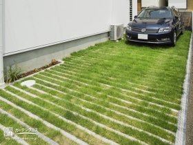 芝生のコントラストを描く駐車スペース