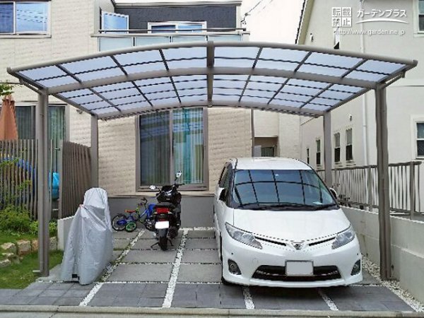 アールの屋根がお車とバイクを優しく包み込むカーポート設置工事 No 6242 駐車スペースの施工例 さくら外壁塗装店