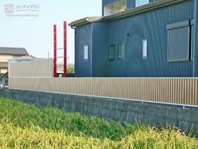 豊かな自然とお住まに調和するアルミと木調のフェンス