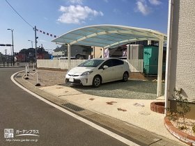 レンガのアクセントが可愛い駐車スペース入口