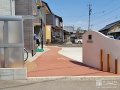 ポップな小道がお客様を導くアプローチ