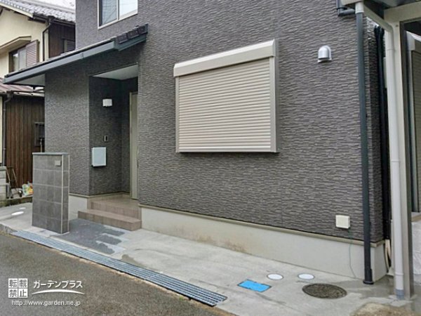 お住まいの色合いと雰囲気に調和したシンプルモダンなオープン外構工事