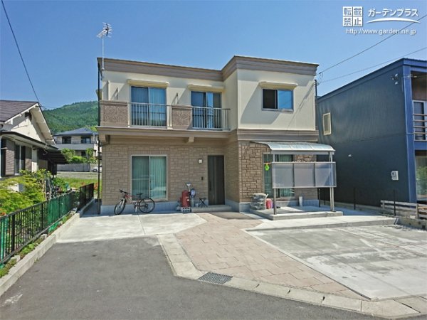 淡い色合いの石畳アプローチがお住まいへ優しく案内するオープン外構工事