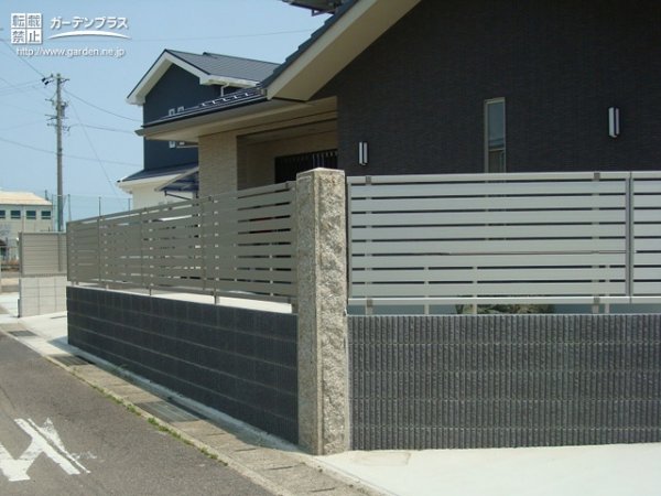 アプローチに緩やかなスロープのあるスッキリとした和モダンのセミクローズ外構工事 No 6538 新築外構一式の施工例 さくら外壁塗装店 アプローチに緩やかなスロープのあるスッキリとした和モダンのセミクローズ外構工事 No 6538 新築外構一式の施工例 さくら外壁塗装店